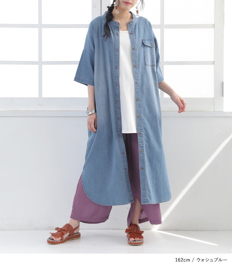 ウォッシュブルーの半袖デニムシャツワンピースを紫のワイドパンツと白Tシャツに重ねた夏の爽やかな羽織りコーディネート。前を開けたレイヤードでこなれ感のあるリラックススタイルに。