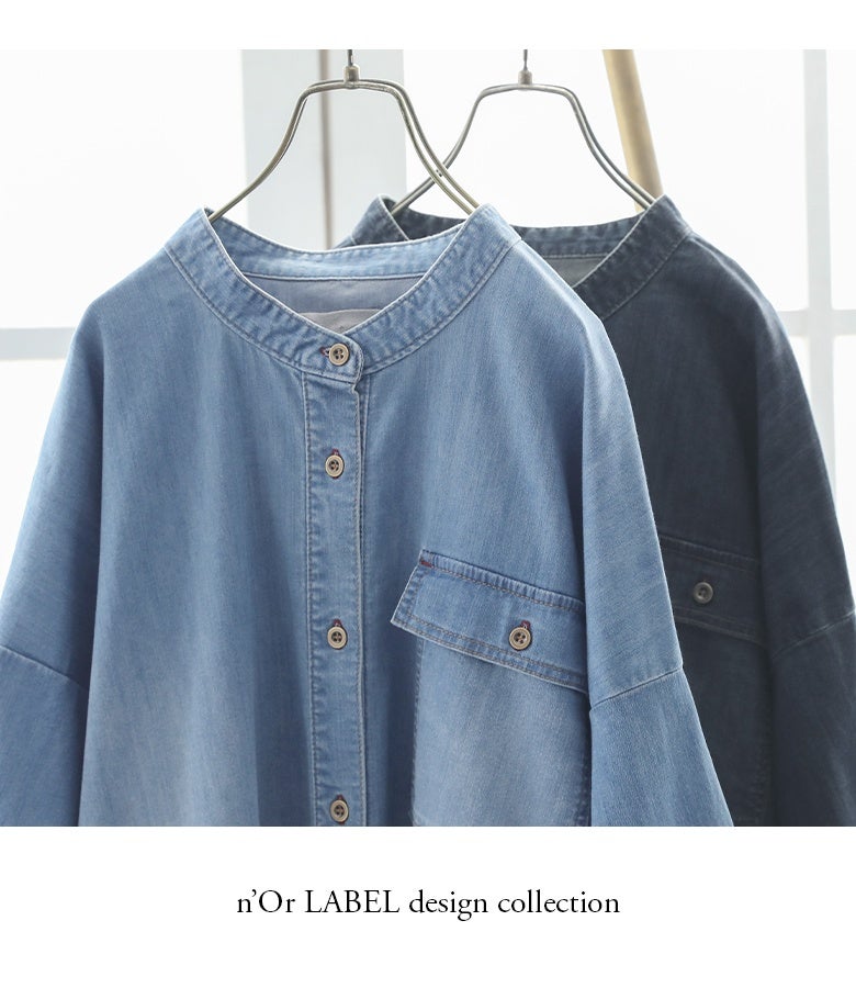 ウォッシュブルーとヴィンテージネイビーの2色展開のバンドカラー半袖デニムシャツワンピース。胸ポケットの配色ステッチやノーカラーの襟元がすっきりとした印象を与えます。