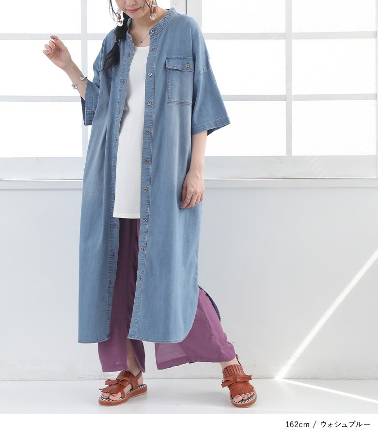 ウォッシュブルーのデニムシャツワンピースにパープルのワイドパンツとサンダルをあわせたラフな夏コーデ。接触冷感・UVカット・遮熱効果で真夏のお出かけも涼しく快適です。