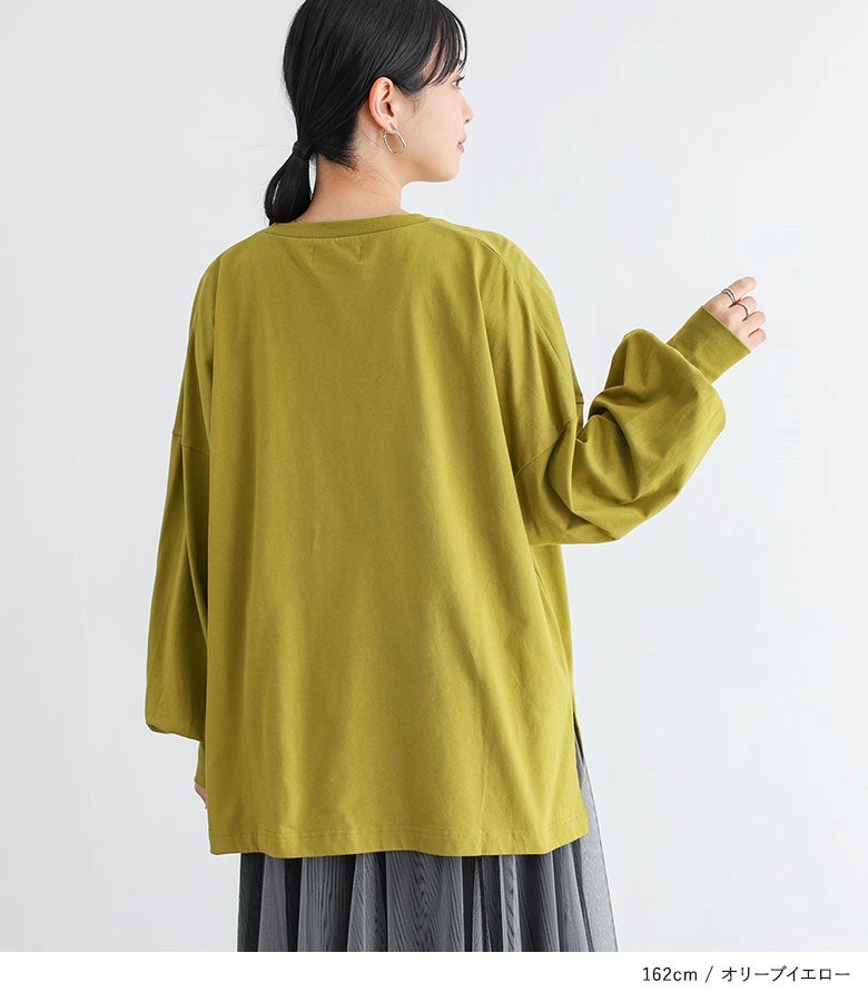 オリーブイエローのパフ袖ロンT。身幅にゆとりを持たせたドロップショルダーとボリューム袖が、全方位360度どこから見てもラフでおしゃれな後姿を叶えます。
