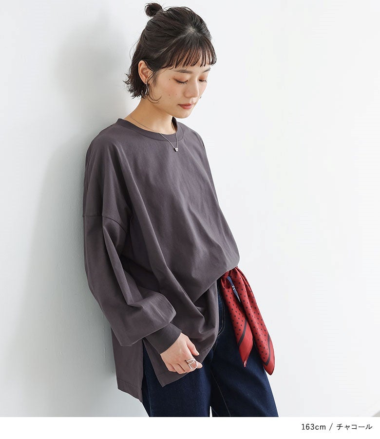 チャコールのパフ袖ロンT。深みのあるシックな色合いと柔らかなコットン素材が、ウエストにスカーフをあしらった大人っぽいアレンジにも心地よく馴染みます。