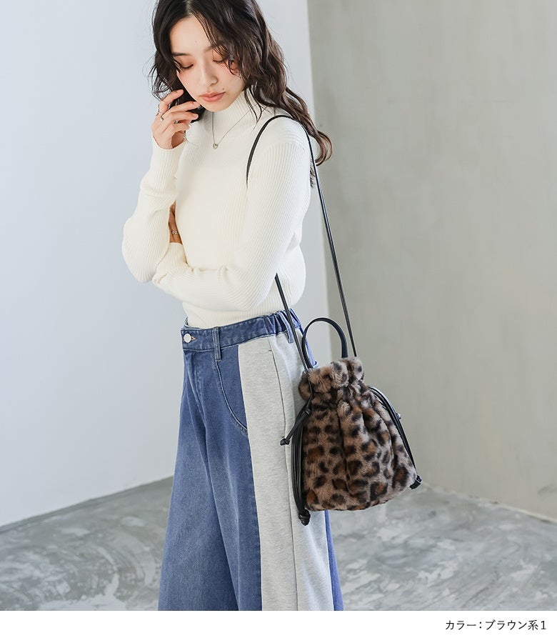 リブハイネックニットとワイドデニムパンツにレオパード柄（ブラウン系1）のファー巾着ショルダーバッグを合わせた大人きれいめカジュアルコーデ。秋冬のショッピングやデートにもぴったりです。