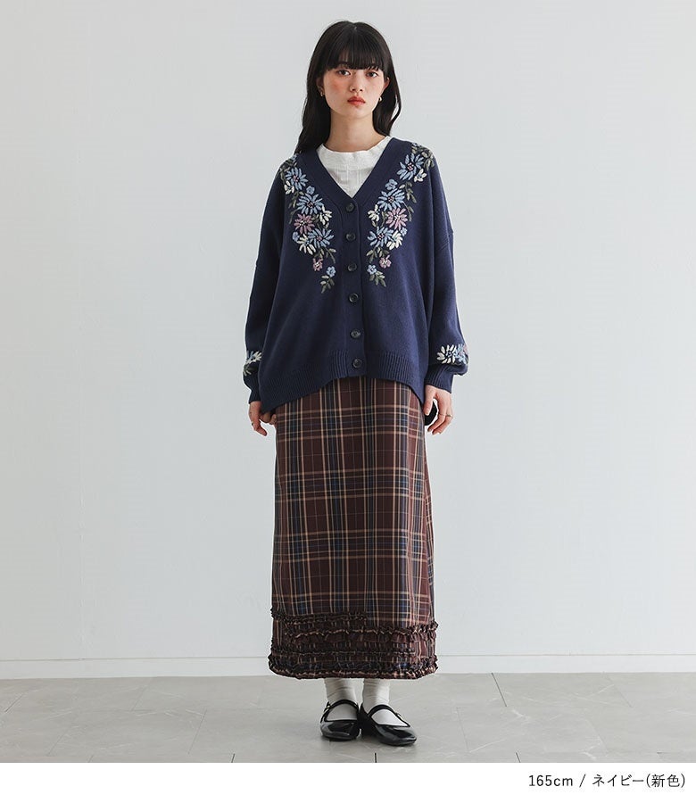 新色ネイビーの手刺繍Vネックニットカーディガン。深みのある落ち着いたカラーとVネックラインが顔周りをすっきり見せ、クラシックな柄物スカートと相性良く決まります。