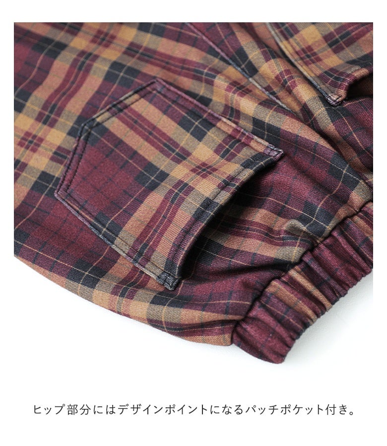 ヒップラインをキレイに魅せるチェック柄パンツのパッチポケットデザイン。小物の収納にも便利で、後ろ姿まで抜かりなくおしゃれを楽しめます。