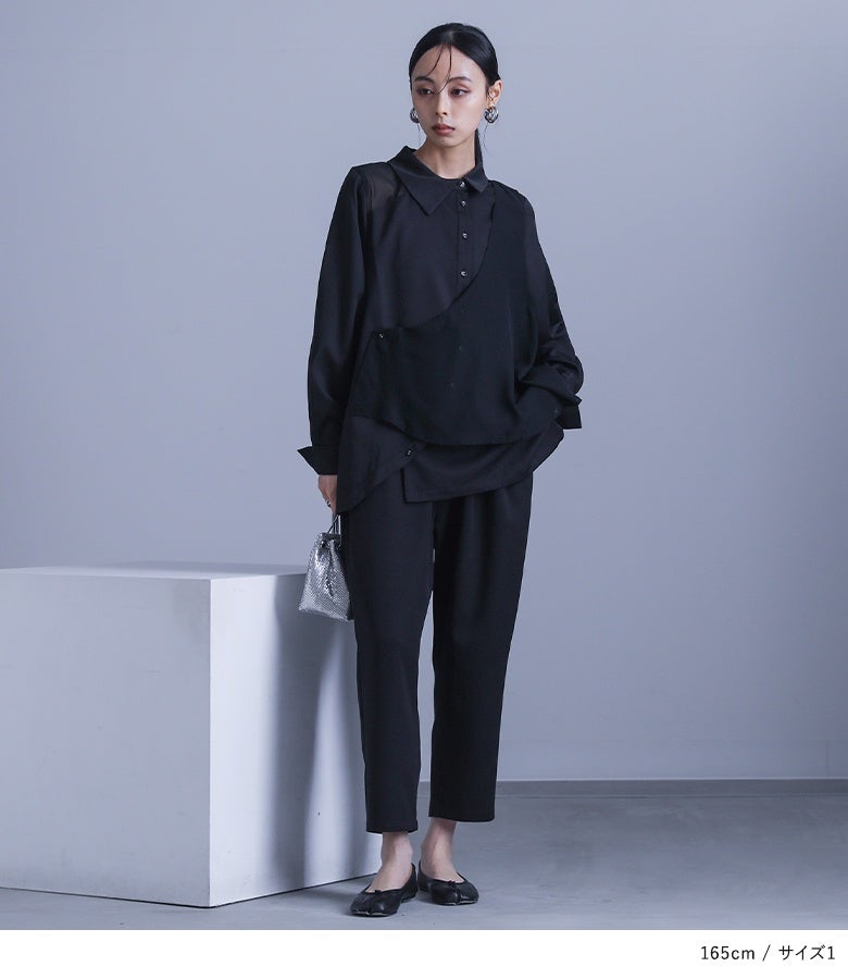 ブラックのシフォンジレ付きシャツセットアップ。アシンメトリーなジレのレイヤードとクロップド丈コクーンパンツの絶妙なバランスが、全身の美シルエットと他にはない高いデザイン性を惹き立てます。