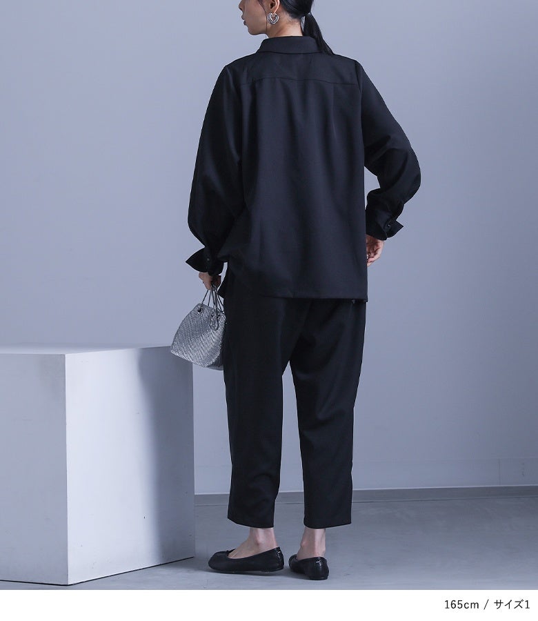 ブラックのシフォンジレ付きシャツセットアップ。バックタックを施したゆとりのあるシャツとコクーンパンツが、立ち姿の後ろ姿までスキなく綺麗でスマートに魅せてくれます。