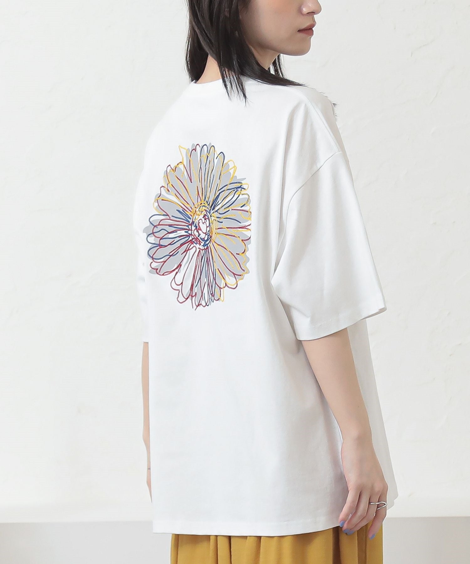 フラワーグラフィカルTシャツ』