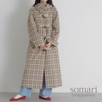 温もりのあるチェック柄生地とトグルボタンが目を惹くロングダッフルコート。首元まで包み込むハイネックフードとロング丈のシルエットで、防寒性とクラシカルな大人の可愛さを両立します。