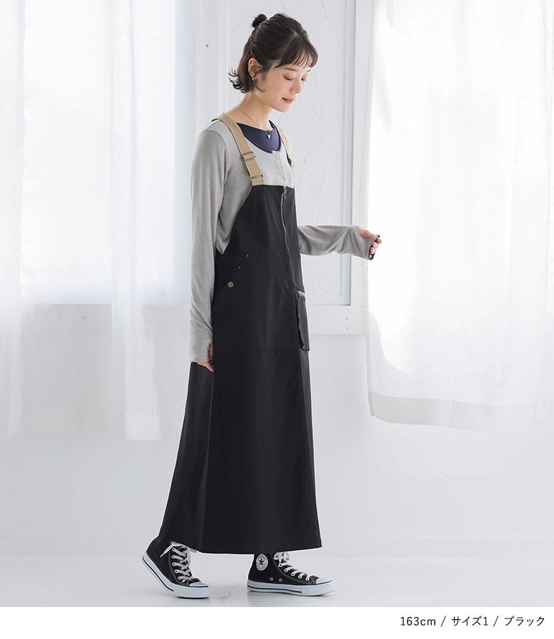 ブラックのジャンパースカートにスニーカーをあわせたアクティブスタイル。広がりすぎないAラインフォルムと縦ラインを強調するハーフジップが、スタイルアップ効果を発揮します。