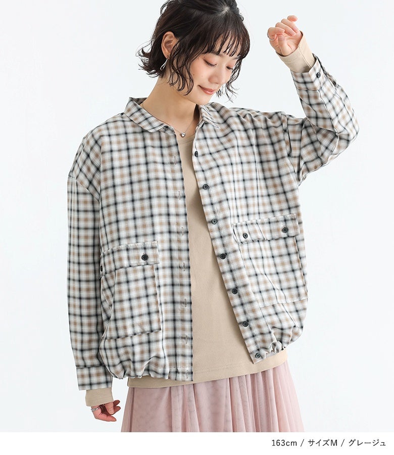グレージュのホッと、コットン ラウンドネックロンT。肌なじみの良い上品なグレージュカラーがチェック柄ブルゾンと好相性にマッチし、大人カジュアルな重ね着を軽やかに演出します。