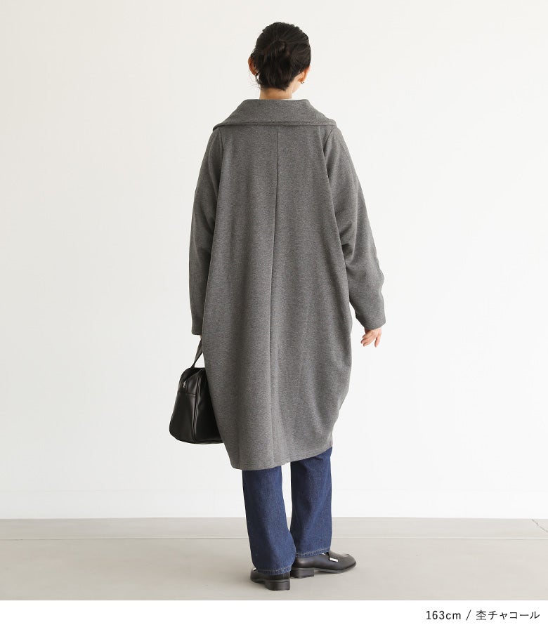 杢チャコールの裏シャギーコーディガンにストレートデニムパンツ、黒レザーバッグをあわせた、シンプルで洗練された大人カジュアルな休日コーディネート。