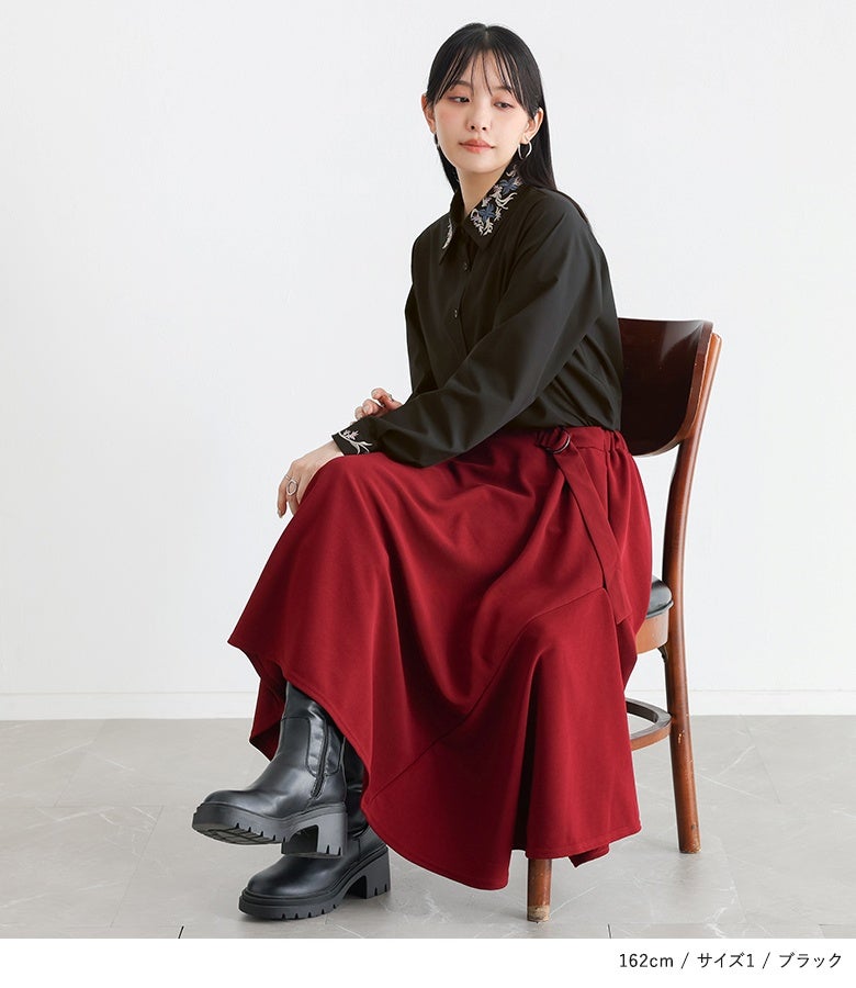 ブラックの花刺繍シャツにボルドーのフレアスカートと厚底ブーツをあわせた着こなし。クラシカルな花刺繍と深みのあるカラーが調和し、シックで大人っぽい印象を与えます。