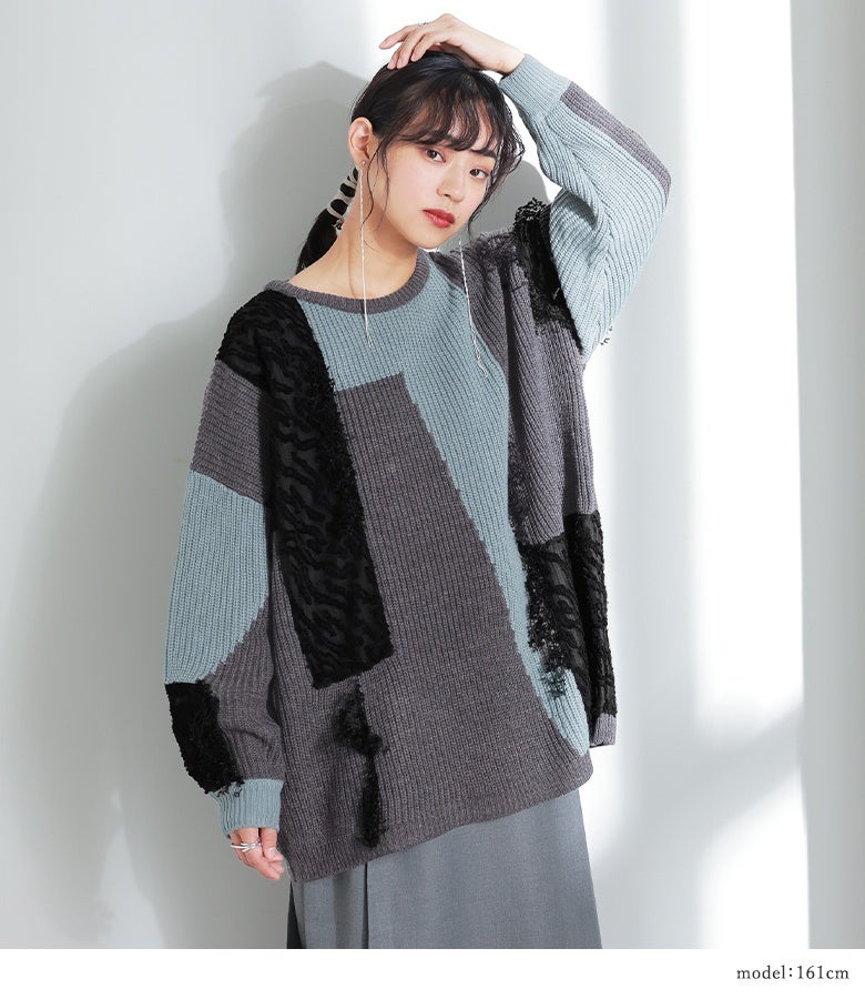 異素材MIXの切替とフリンジアクセントが引き立つチャコールのニットトップス。ゆったりとしたサイズ感が大人のリラックスモードな雰囲気を醸し出し、秋冬の休日コーデをおしゃれに格上げします。