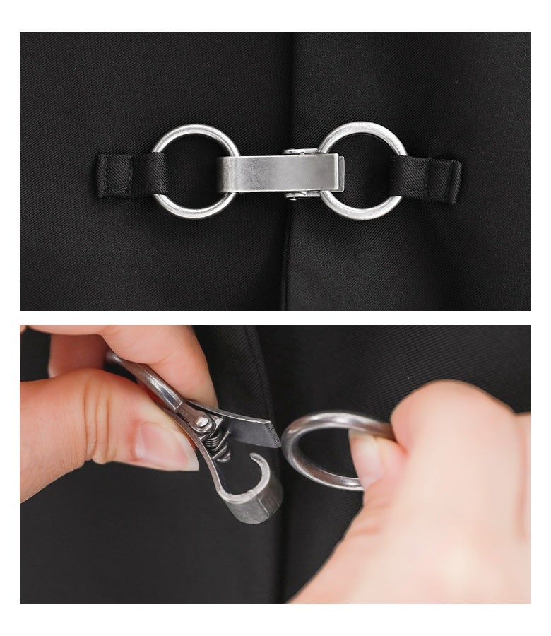 フロントをすっきり固定する金属フック金具のディテール。開閉しやすいワンタッチ仕様で、レイヤードスタイルに洗練されたメタリックなアクセントを効かせます。