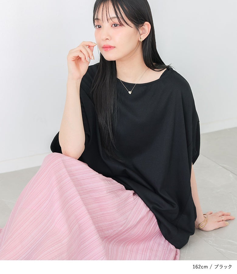 ブラックのドルマントップスにダスティーピンクのプリーツロングスカートを合わせた、きれいめフェミニンな夏コーデ。リラックス感のあるドルマン袖が、甘めのスカートに大人の抜け感とこなれ感をプラスします。