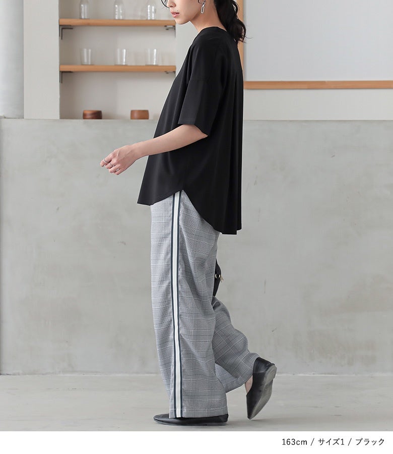 ブラックのスキッパーフレンチスリーブカットソー。グレンチェック柄のワイドパンツと黒のパンプスを合わせた、スタイリッシュな夏のきれいめカジュアル。前後差のある裾のラウンドデザインが、サイドからのシルエットもお洒落に見せる。
