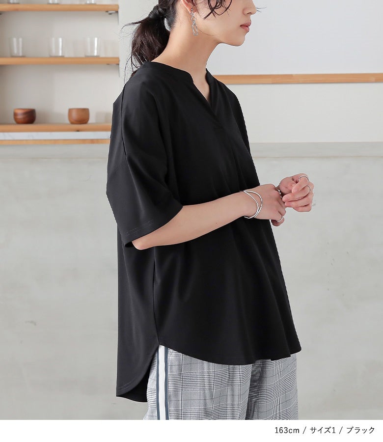 ブラックのスキッパーフレンチスリーブカットソー。シャツ見えする上品な黒の半袖トップスに、シルバーのイヤリングやバングル、リングを合わせた上品なスタイリング。程よい抜け感を演出。