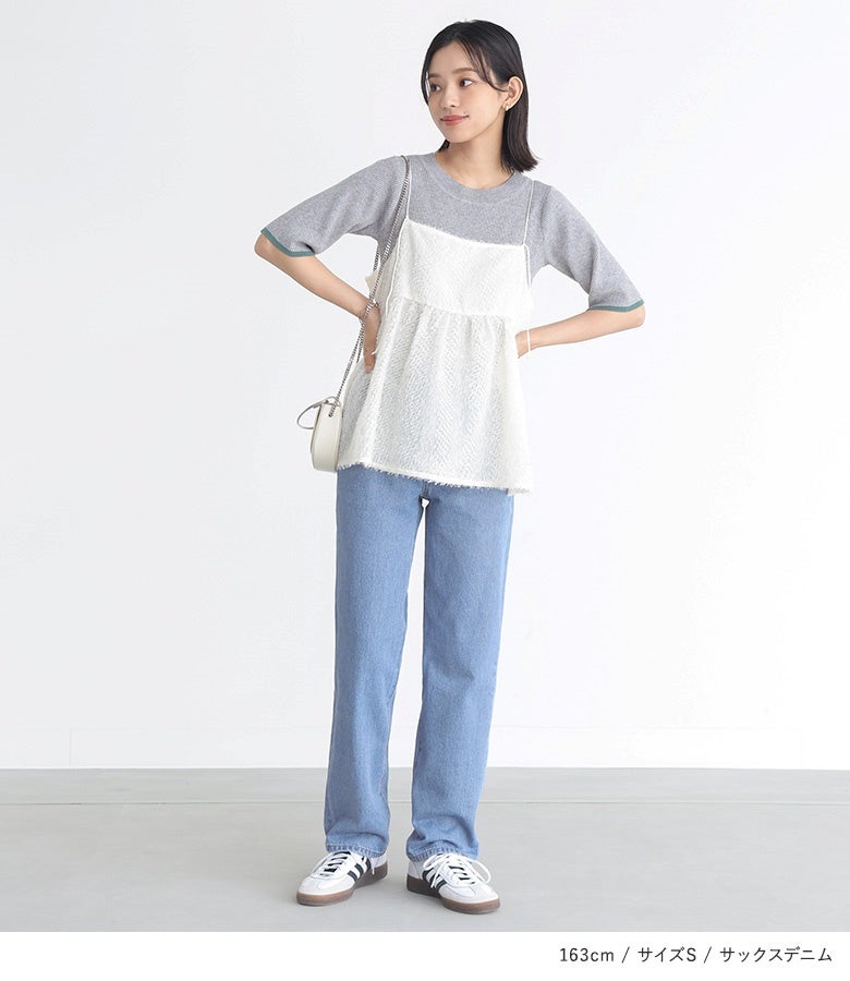 サックスデニムパンツにグレーのTシャツとキャミソール、スニーカーを合わせた、休日のお散歩やショッピングに最適な大人可愛いレイヤードコーデ。