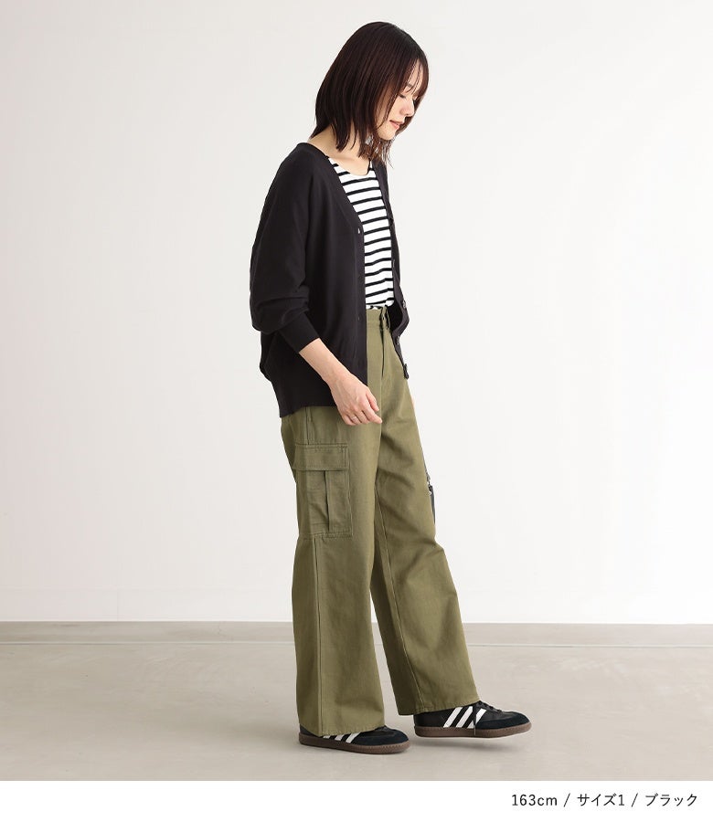 ブラックのハグもちドルマンカーディガン。ボーダーTシャツにカーキのワイドカーゴパンツを合わせた、抜け感漂う大人のこなれカジュアルスタイルです。