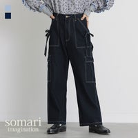 両サイドのポケットにあしらったリボンデザインが目を惹くカーゴデニムパンツ。広がりすぎないワイドストレートラインと存在感のあるカーゴポケットが、大人カジュアルな装いに個性と旬のニュアンスを添えてくれます。