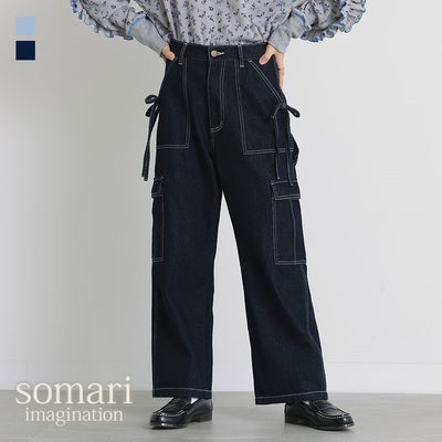 両サイドのポケットにあしらったリボンデザインが目を惹くカーゴデニムパンツ。広がりすぎないワイドストレートラインと存在感のあるカーゴポケットが、大人カジュアルな装いに個性と旬のニュアンスを添えてくれます。