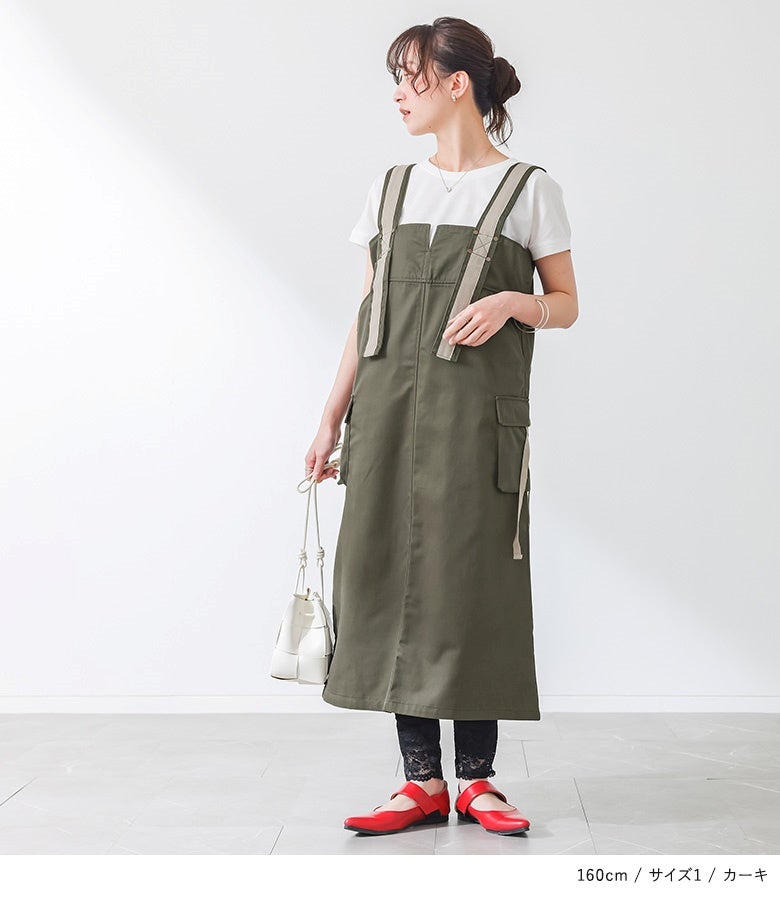 カーキのサロペットスカートに白Tシャツ、レースレギンスと赤パンプスを合わせた、甘さと辛さのバランスが絶妙な大人のお出かけカジュアルスタイル。