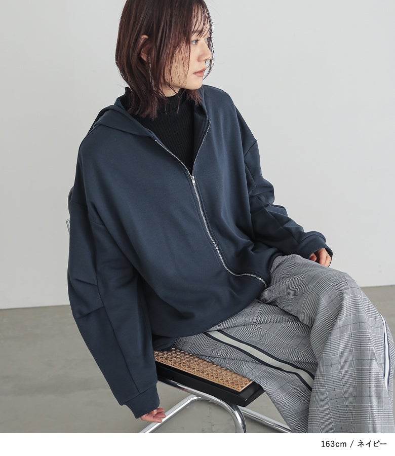 ネイビーの裏シャギー立体袖パーカー。ゆったりとした身幅と動きやすいスリーブデザインが、チェック柄ワイドパンツとの大人カジュアルスタイルに馴染みます。