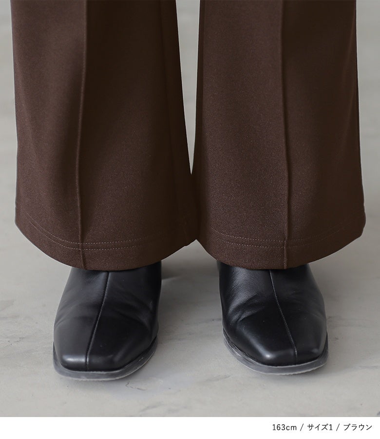 ブラウンの裏起毛フレアパンツ。フロントに入ったセンターピンタックと裾に向かって広がる美しいフレアラインが、黒のスクエアトゥブーツを合わせた足元をすらっと美脚に魅せてくれます。
