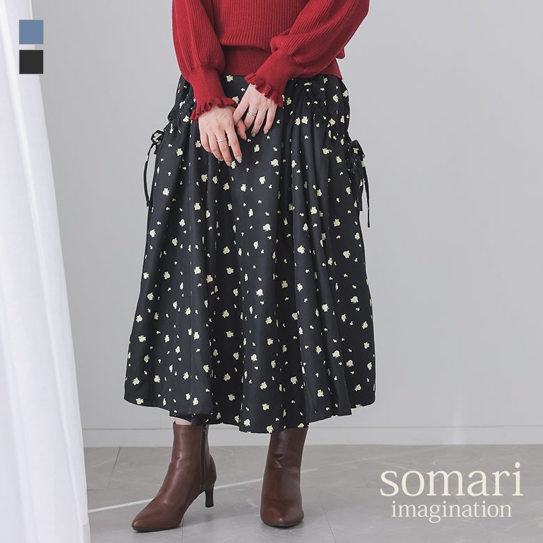 オリジナルの花柄プリントを施したシャーリングフレアスカート。サイドリボンがフェミニンなアクセントをプラスし、大人可愛いお出かけスタイルを演出するロングスカートです。