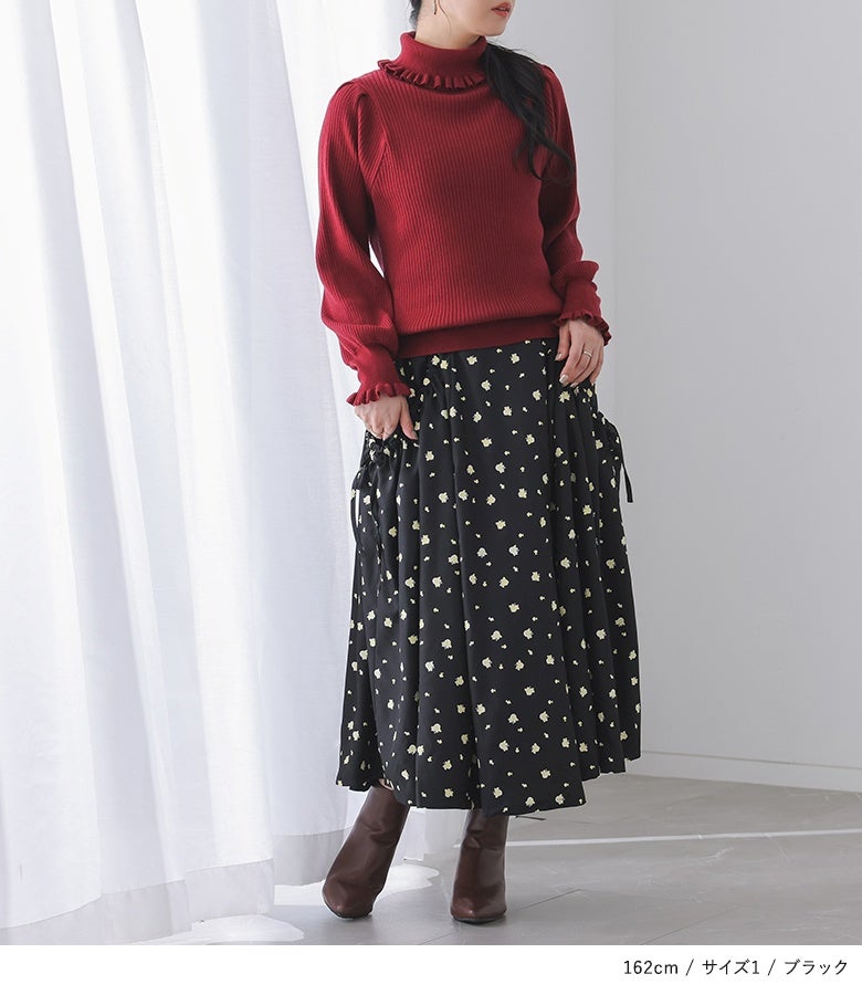 ブラックの小花柄シャーリングフレアスカートに赤のフリルニットを合わせた、華やかでクラシカルな秋冬のデート＆お出かけコーディネート。
