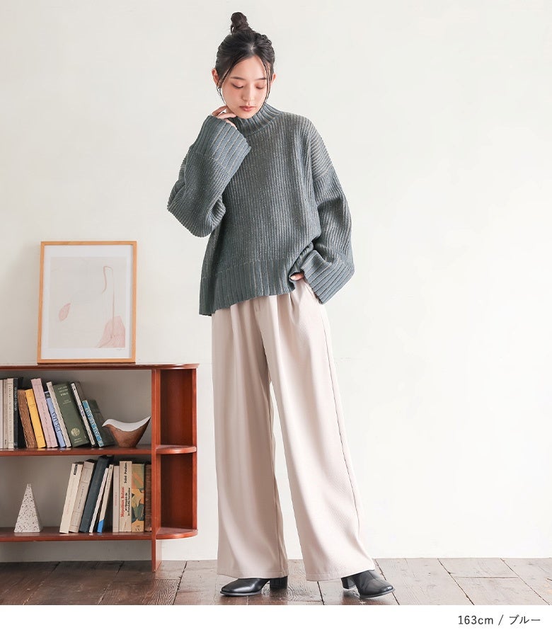 ブルーの配色ラメハイネックニット。くすみ感のある絶妙なブルーとオフホワイトのワイドパンツをあわせたスタイリングが、大人っぽいこなれ感を演出します。