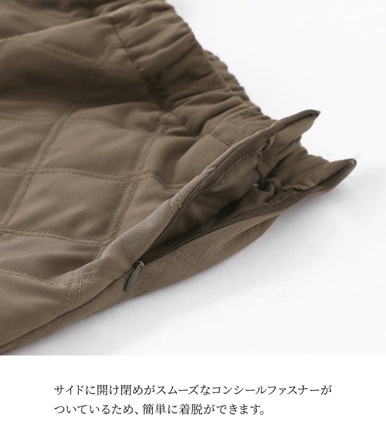 着脱をスムーズにするサイドのコンシールファスナー仕様。見た目の美しさを損なわずにウエスト周りをすっきり保ち、快適な着用感を叶えます。