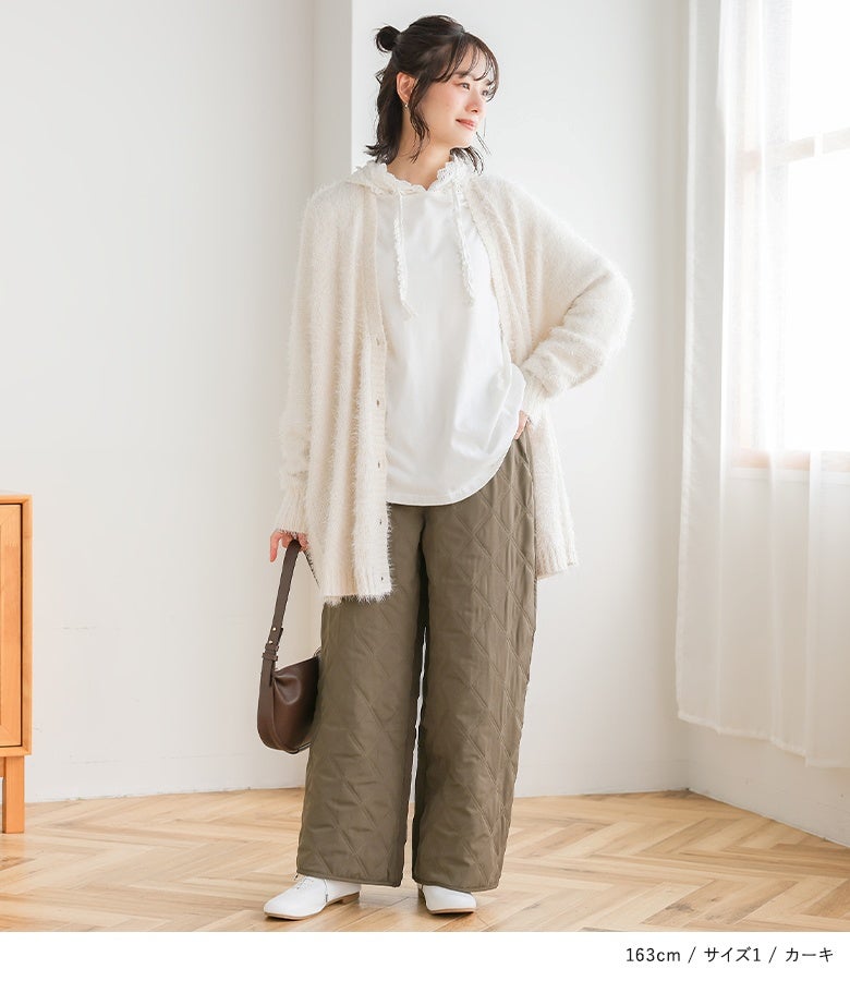 カーキのキルティングストレートパンツ。落ち感のあるストレートラインとアースカラーが、白パーカーやシャギーカーディガンとの合わせを大人可愛くまとめます。