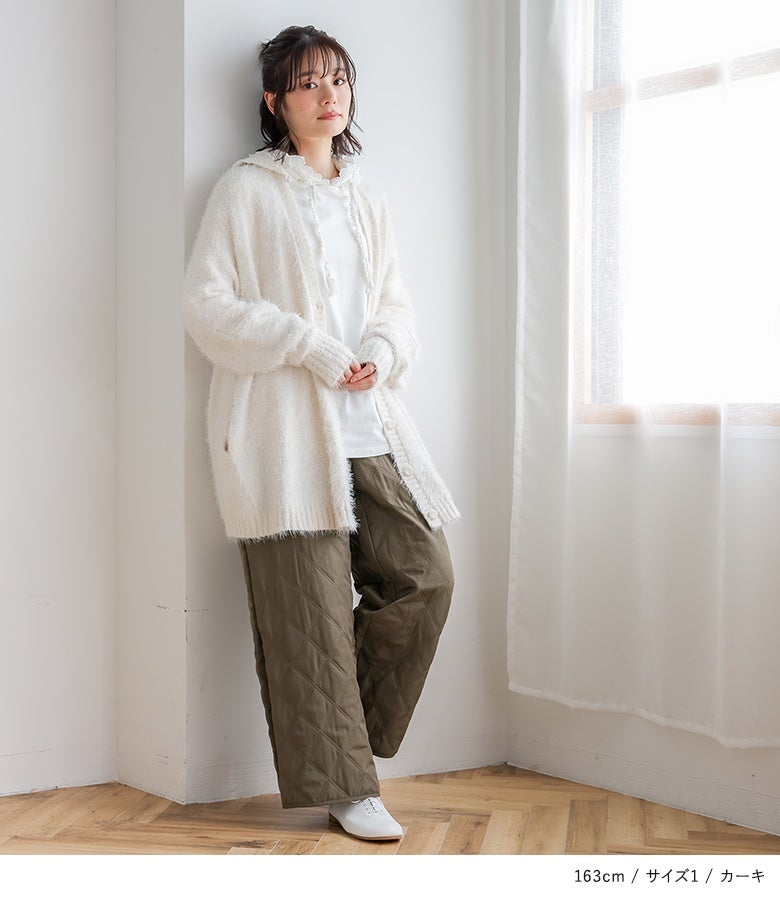 カーキのキルティングストレートパンツ。マットな質感のキルティング生地とやわらかなストレートラインで、足元まで暖かくスマートなおしゃれを楽しめます。