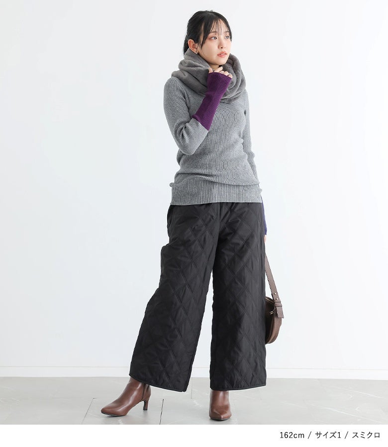 スミクロのキルティングストレートパンツ。落ち着いたシックなカラーリングと広がりすぎないストレートラインが、グレーのリブニットとスヌードを合わせた冬コーデを大人っぽく魅せます。