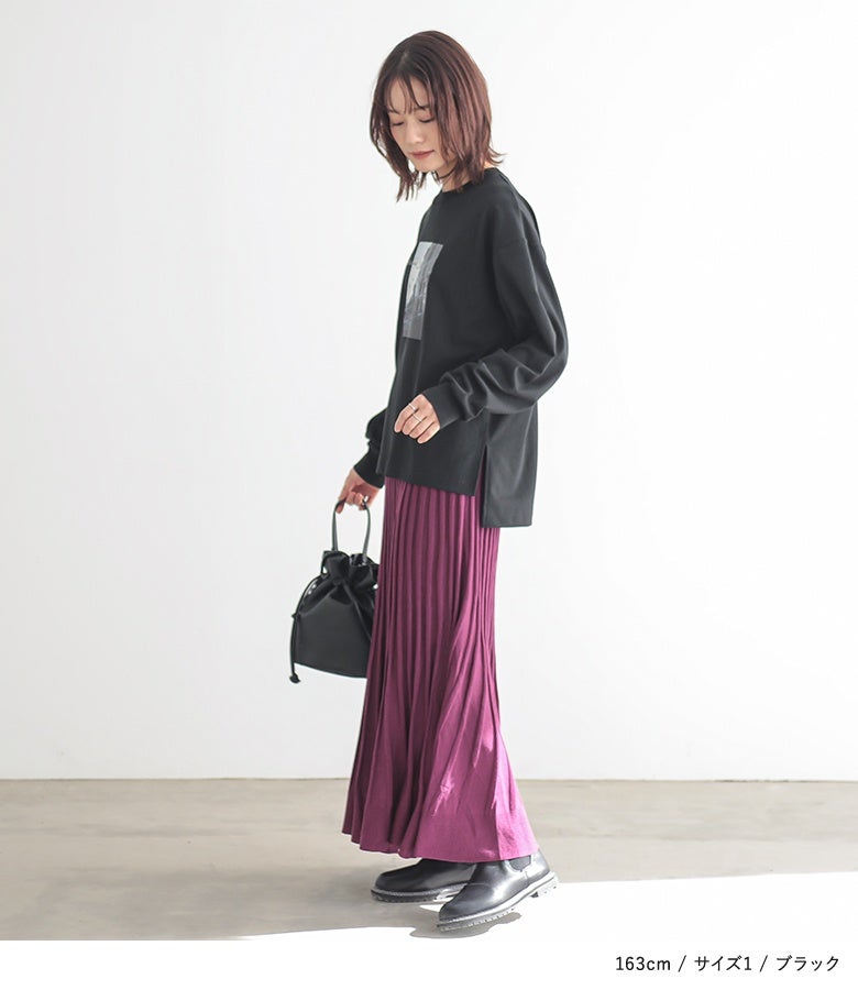 ブラックのロゴ刺繍フォトTシャツにパープルのプリーツスカートをあわせた着こなし。深みのある黒に映えるフォトグラフィックが、シックなスカートスタイルにモードなアクセントをプラスします。