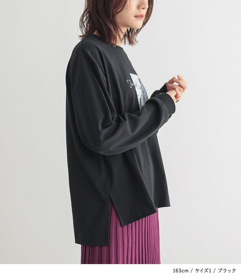 ブラックのロゴ刺繍フォトTシャツ。動きやすいドロップショルダーとサイドスリット仕様が、腰周りを自然にカバーしながらスッキリとした縦ラインを惹き立てます。