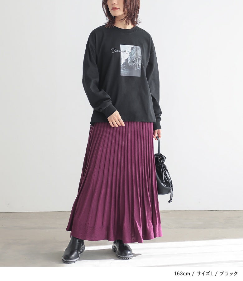ブラックのロゴ刺繍フォトTシャツ。モノクロフォトと鮮やかなボトムスの対比がお洒落で、ラフな着心地ながら洗練されたアーバンスタイルを完成させます。