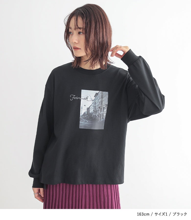 ブラックのロゴ刺繍フォトTシャツ。程よい開きのクルーネックと手首にフィットする袖リブ仕立てで、メリハリのある美しいフォルムを保ちます。