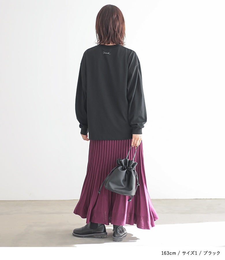ブラックのロゴ刺繍フォトTシャツにパープルのプリーツスカートを合わせたスタイル。前後差のある裾ラインと後ろ首元のワンポイント刺繍が、バックスタイルまでぬかりなくお洒落に仕上げます。