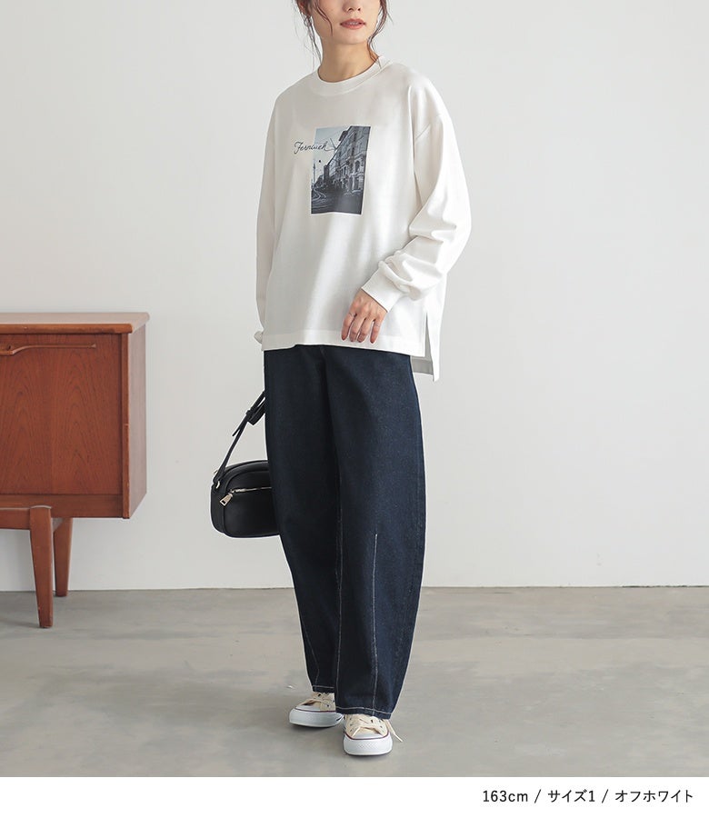 オフホワイトのロゴ刺繍フォトTシャツにワイドデニムパンツを合わせた大人カジュアル。サイドスリット入りのゆったりシルエットが、シンプルなワンツーコーデにこなれ感を添えてくれます。