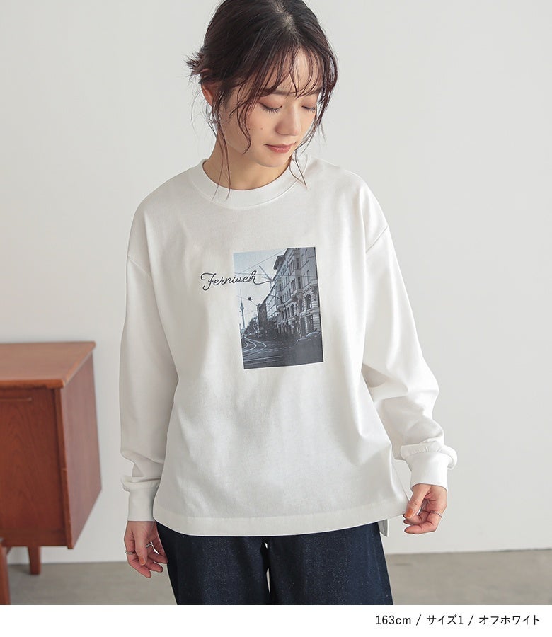 オフホワイトのロゴ刺繍フォトTシャツ。モノクロフォトと立体刺繍のディテールが胸元を優雅に彩り、ドロップショルダーのゆとりフォルムが体型をカバーしながら爽やかに魅せます。