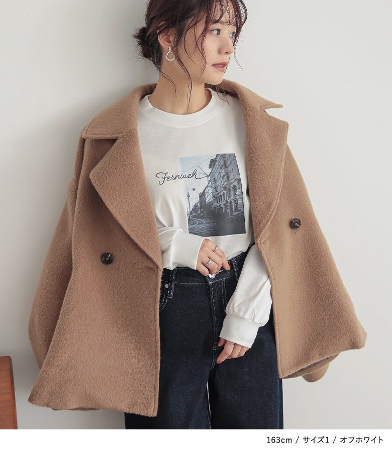 オフホワイトのロゴ刺繍フォトTシャツにショートコートを羽織ったレイヤードスタイル。首元の程よい詰まり感と胸元のフォトグラフィックが、秋冬の重たくなりがちな装いをパッと明るく見せます。