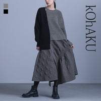 アシンメトリーなドッキングデザインと変形デコルテラインが魅力的なレイヤード風アシメニットプルオーバー。これ一枚で存在感抜群な着こなしが叶い、モード感溢れる雰囲気を演出します。