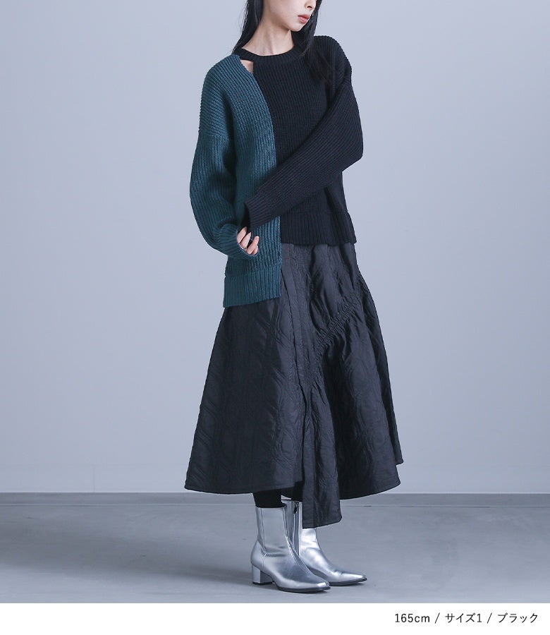 ブラックとブルーグリーンの配色アシメニットに、ブラックのロングスカートとメタリックブーツを効かせた洗練された大人の女子会コーデ。