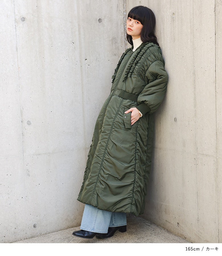 カーキのフリル付き中綿ロングコート。しっかり防寒できるロング丈フォルムとフラップ付きのパッチポケットで、実用性と高いデザイン性を兼ね備えた大人の冬スタイルを叶えます。