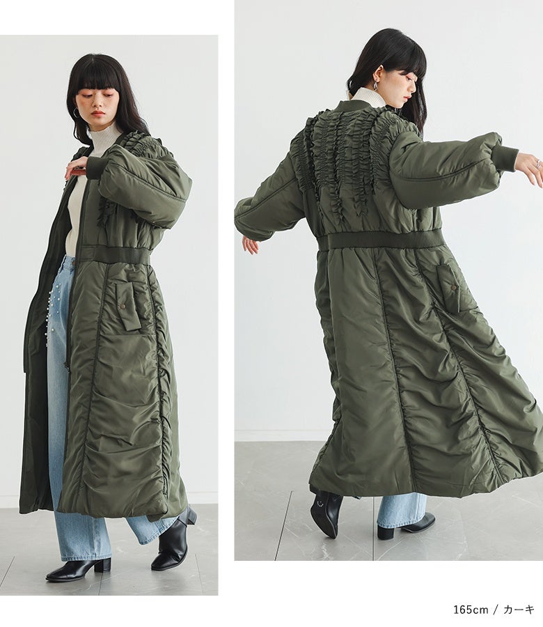 カーキのフリル付き中綿ロングコート。背中まで贅沢に広がるフリルワークとサイドのクシュっとしたギャザーが、パールデニムを穿いた後ろ姿まで抜かりなく可愛く印象づけます。