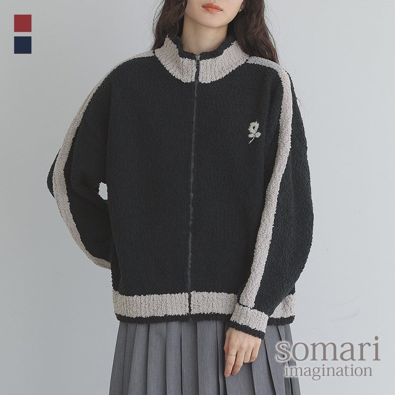 もこもことしたファンシーヤーンニットブルゾン。胸元の手刺繍フラワーモチーフとライン配色のアクセントが、レトロ可愛いくこなれた装いを引き立てます。