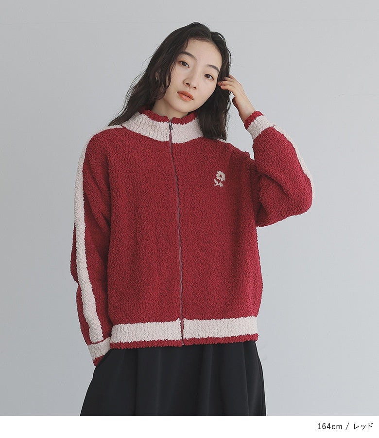 レッドのファンシーヤーンニットブルゾン。鮮やかな赤とベージュのライン配色、胸元の手刺繍フラワーモチーフが、ダークトーンのスカートコーデに可憐な華やかさをプラスします。