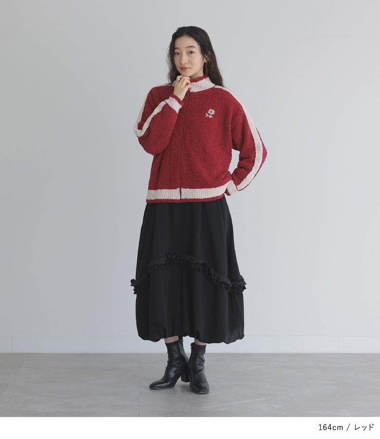 レッドのファンシーヤーンニットブルゾン。温かみのあるもこもこ素材とハイネックのファスナーデザインで、フリルロングスカートを合わせたクラシカルな装いを大人可愛く魅せます。